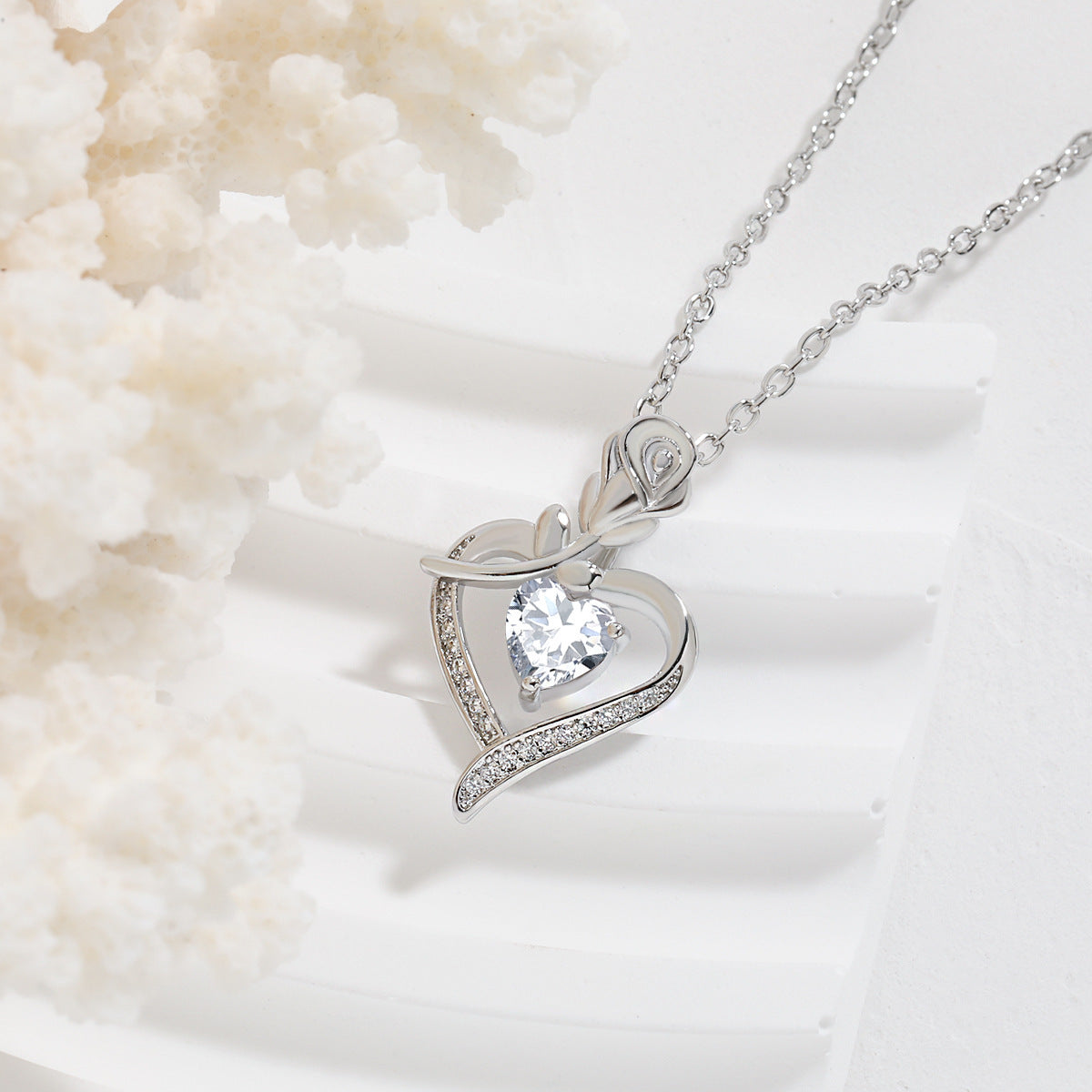 Herz-Rosen-Halskette mit Strass – Symbol der ewigen Liebe
